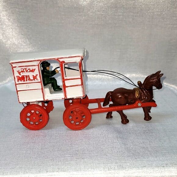 Vintage Cast Iron Fresh Milk Wagon with Horse and Milkman. - Picture 4 of 14